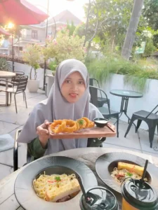 Berbagai menu tersedia mulai mie goreng hingga spaghetti di O10thic Social Place 