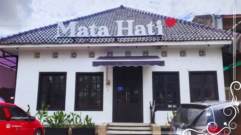 Tempat makan siang di cafe Mata Hati Blitar lokasinya di Jalan Veteran