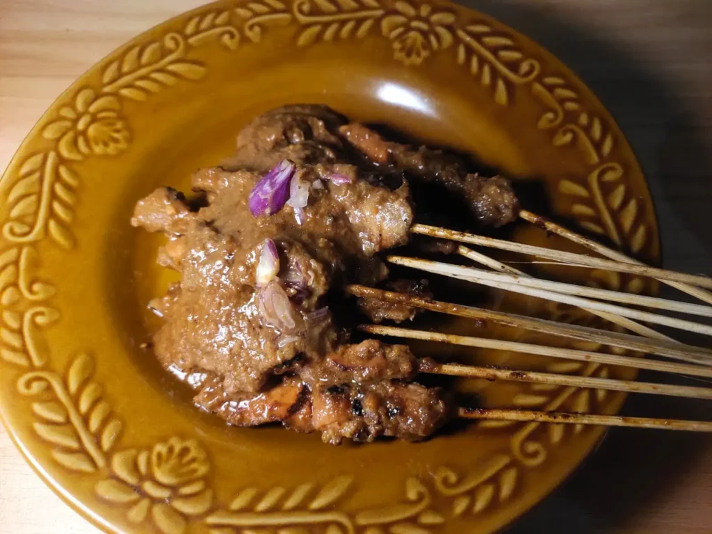 Bumbu kacangnya melimpah, rekomendasi banget buat kamu yang suka sama bumbu sate