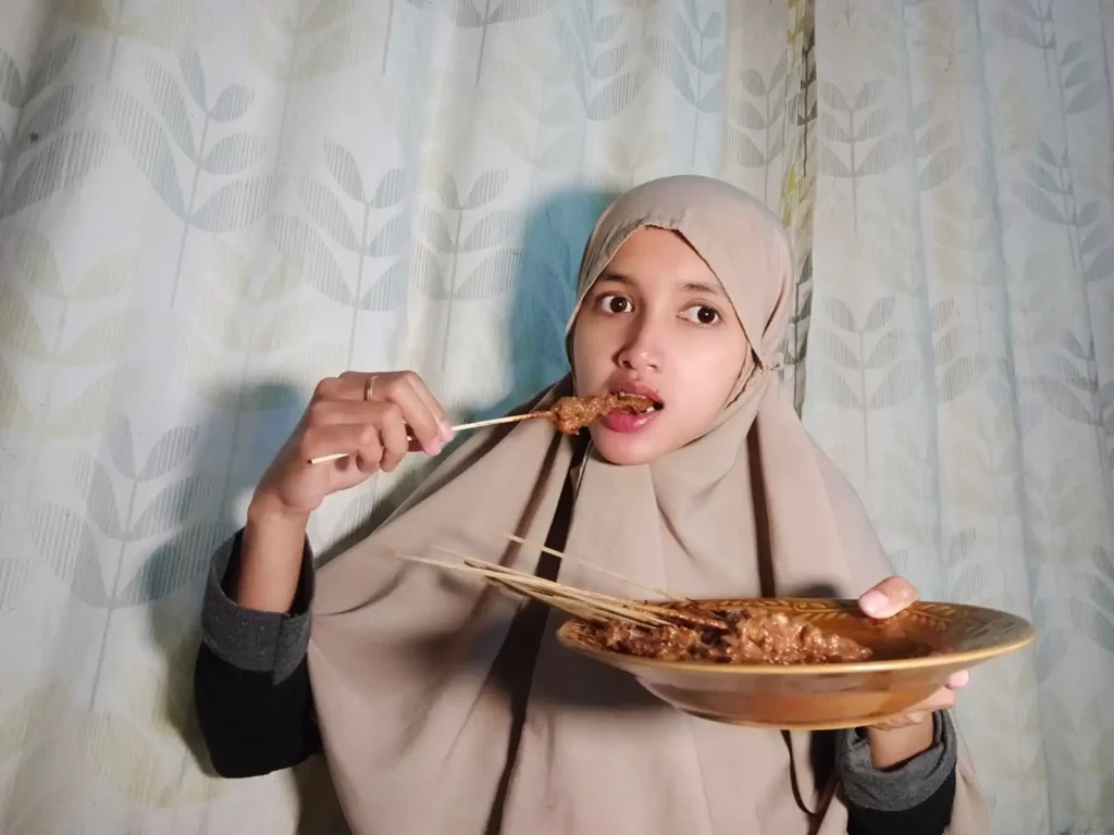 Sate ayamnya enak, bumbu melimpah