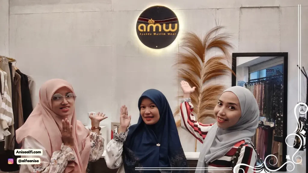 BUtik AMW ini menyediakan berbagai gamis, outer, hijab hingga tunik
