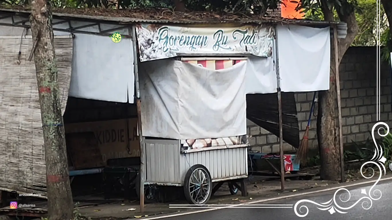 Kondisi warung gorengan Bu Tati yang berada di daerah Gedog