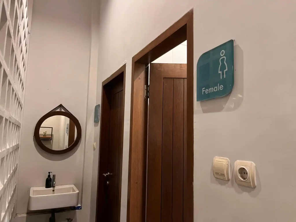 Area toilet di Nata Coffe and Eatery