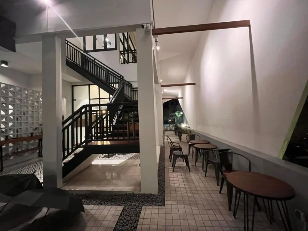 Salah satu spot outdoor di Nata Coffee and Eatery