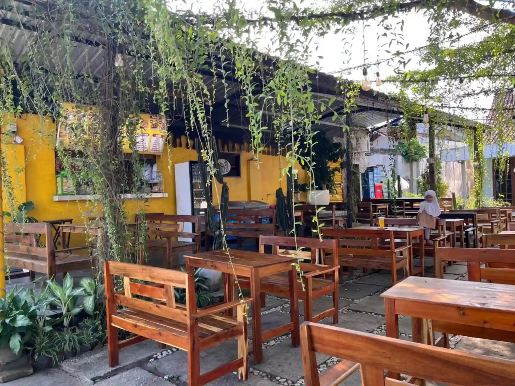 Tempat makan aneka olahan pisang