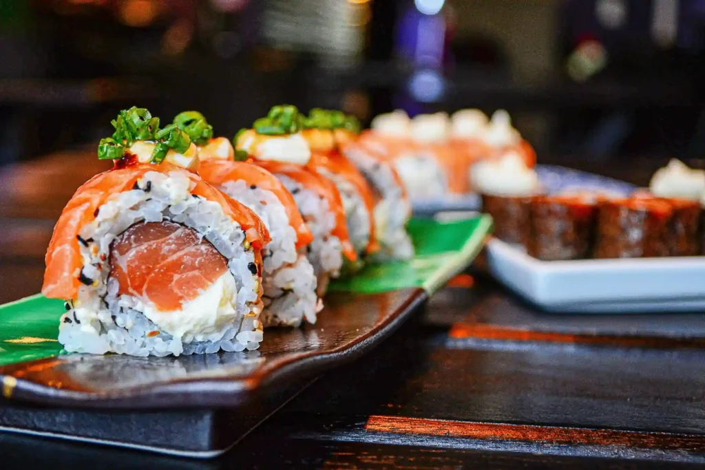 Dari beberapa pilihan di Cowes, kami akhirnya masuk ke Pika Sushi Cowes, sebuah restoran Jepang yang suasananya nyaman (Unsplash/Vinicius Benedit)