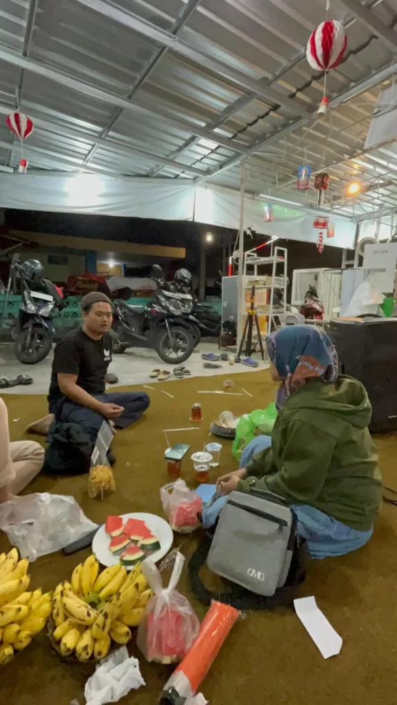 Mas Minas bercerita bagaiwama awal mula usaha Suka Es Teh ini berdiri